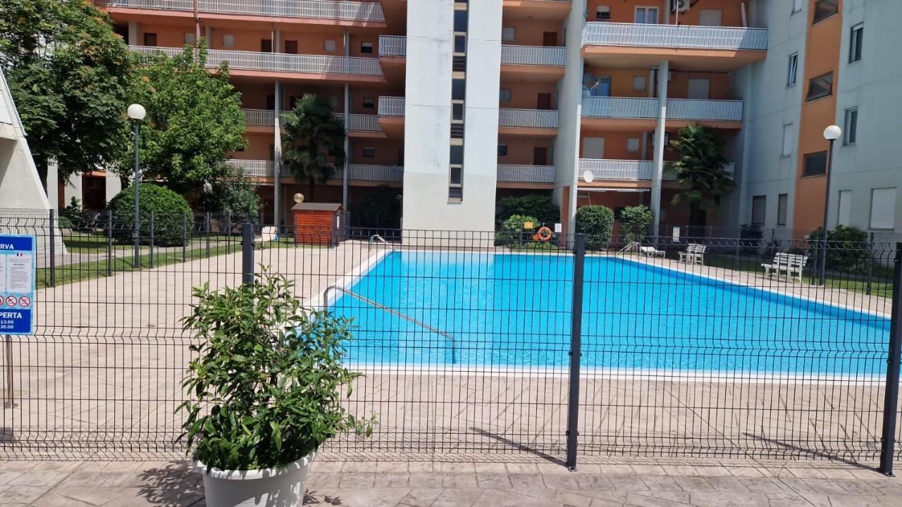 1-Zimmer Appartment In Aprilia Marittima Mit Gemeinschaftspool Kültér fotó